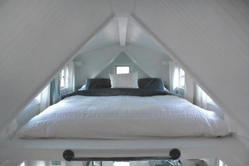 Camera da letto in stile moderno di una casa prefabbricata in legno