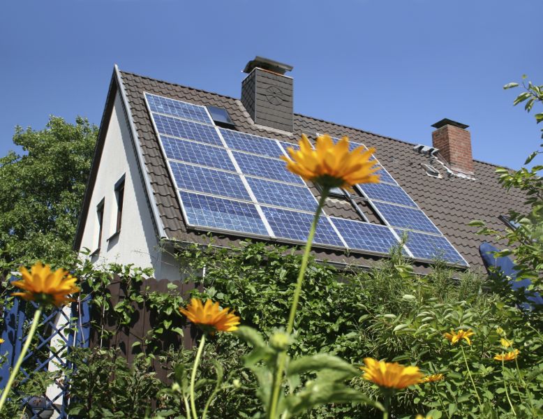 pannello solare installato sul tetto di una casa