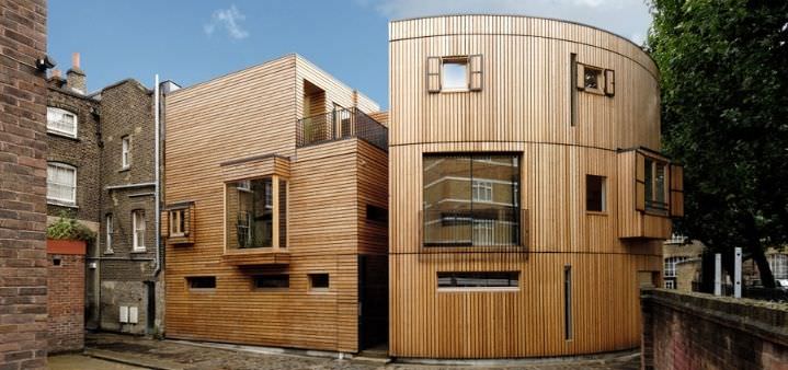 Casa prefabbricata in legno costruita all'interno di un paese