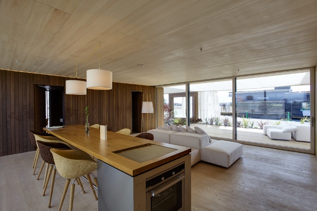 Lisi, la casa passiva per tutti i climi. Un'immagine della stanza principale adibita a living room