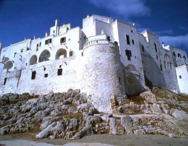 tetti bianchi, tipici delle costruzioni del Mediterraneo