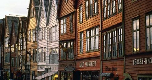 Particolare della facciata principale di alcune case in legno di Bryggen