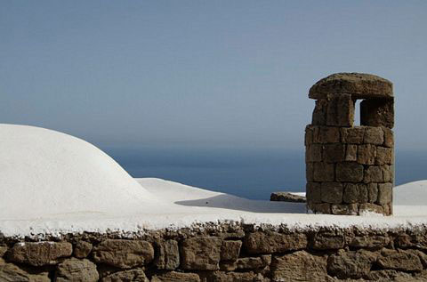 Particolare di un tipico tetto bianco di Pantelleria, con cupola e scanalatura per la raccolta dell'acqua piovana