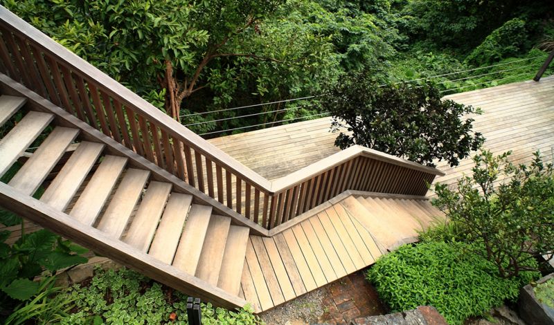 La suggestiva scala di accesso della casa Ultra-Ruin