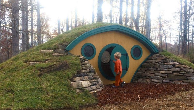 Baggins, esempio di Hobbit Hole da giardino per bambini