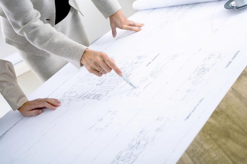 Tecnici che discutono sul progetto di una casa