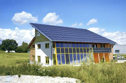 Casa passiva con pannelli fotovoltaici sul tetto