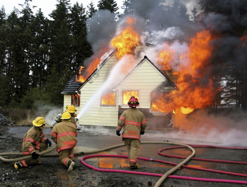 Casa in fiamme