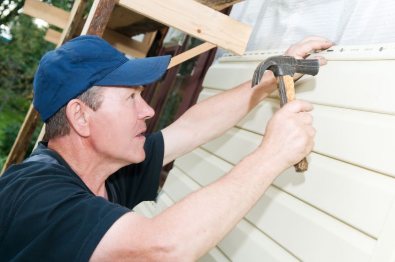 Lavori di manutenzione in una casa in legno