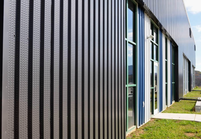 Il muro solare e l'installazione su struttura industriale