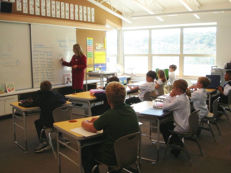 Aula scolastica con ampie vetrate per sfruttare la luce naturale del sole