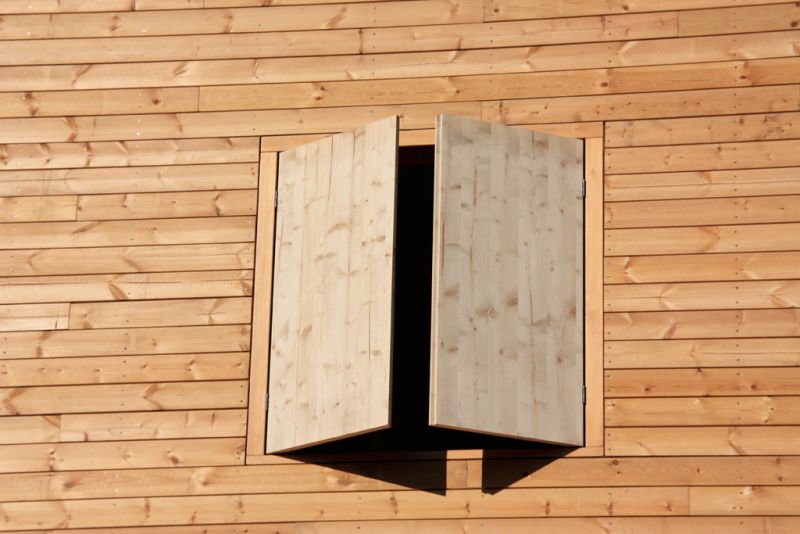 Parete esterna di una casa in legno con finestra