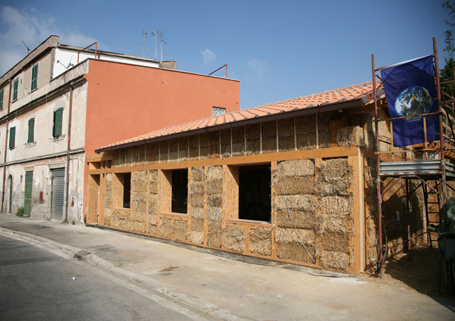 Casa di paglia in costruzione