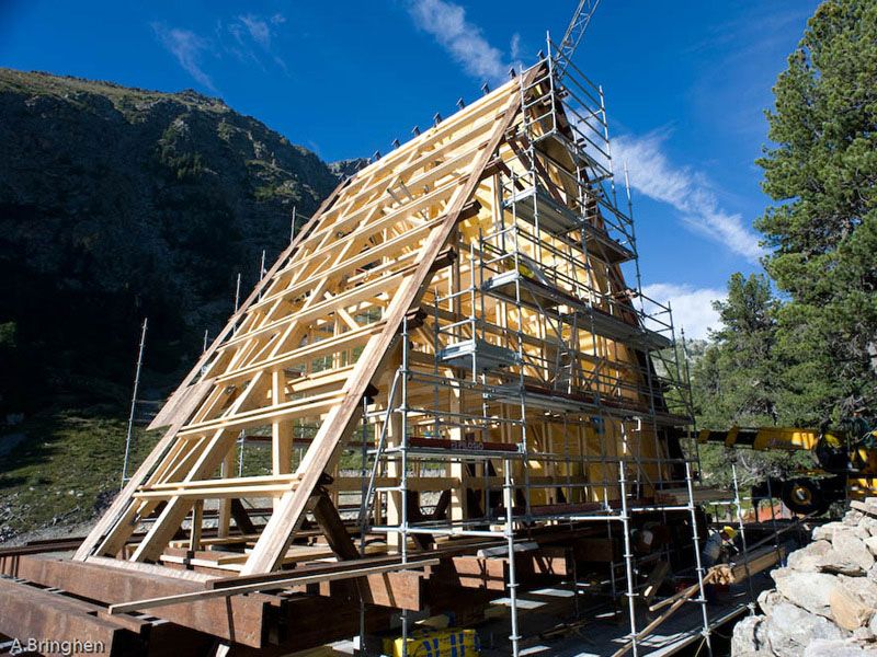 Costruzione della copertura di una casa prefabbricata in legno Costruzione della copertura di una casa prefabbricata in legno