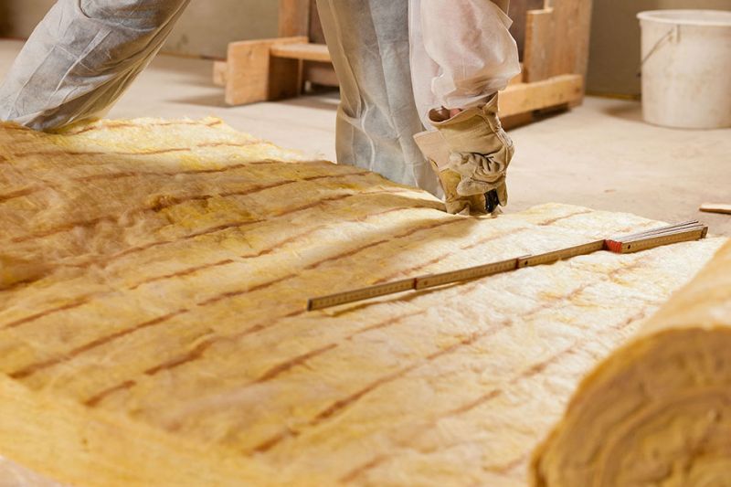 Lavori di coibentazione Uomo al lavoro per la coibentazione di un edificio