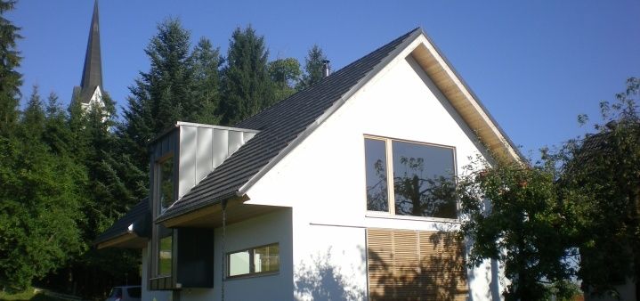 Casa prefabbricata in legno ben esposta ai raggi del sole Casa prefabbricata in legno ben esposta ai raggi del sole