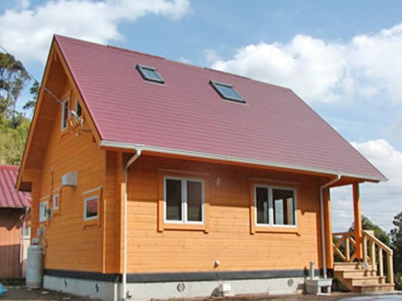 Casa prefabbricata in legno ben esposta ai raggi del sole Casa prefabbricata in legno ben esposta ai raggi del sole