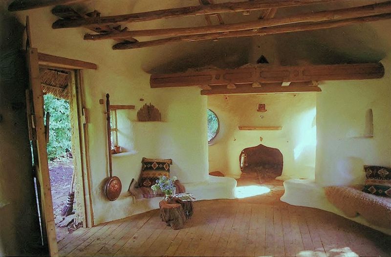 travi di legno all'interno della cob house