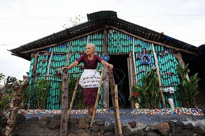 La casa di bottiglie di plastica