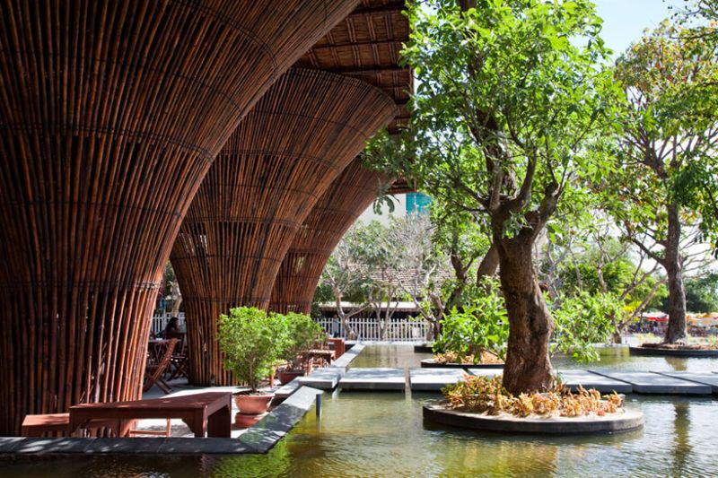 Kontum Indochine Caf&eacute;, vasche d'acqua