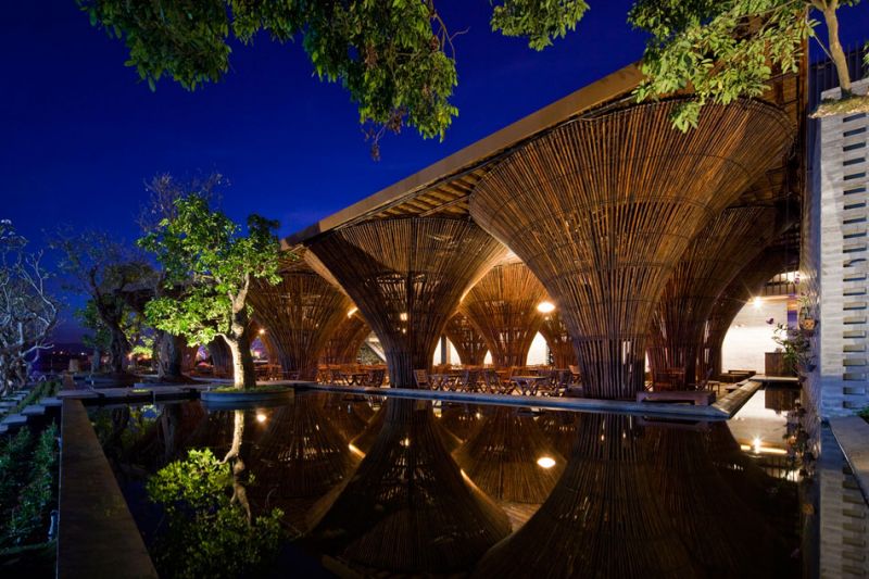 Kontum Indochine Caf&eacute;, esterno ripreso di notte