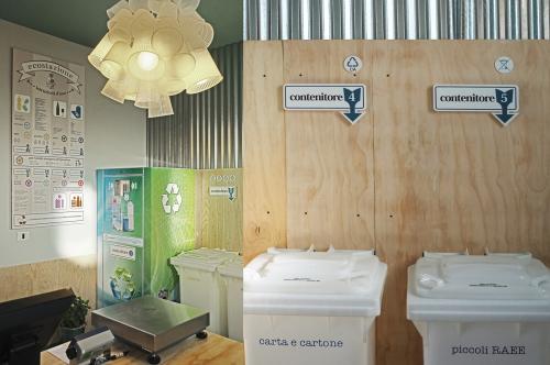 Lampadario eco-stazione Esempio del lampadario riciclato dell'eco-stazione