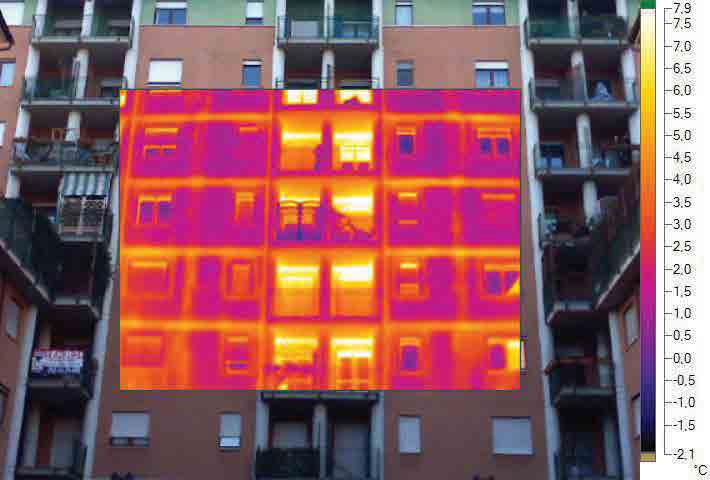 Altro esempio di scarso isolamento, le differenze di colore mostrano il gradiente termico Altro esempio di scarso isolamento, le differenze di colore mostrano il gradiente termico