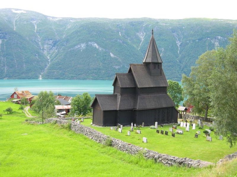 La chiesa di Urnes, patrimonio Unesco. Visione panoramica Urnes, visione panoramica della chiesa, del cimitero e del fiordo