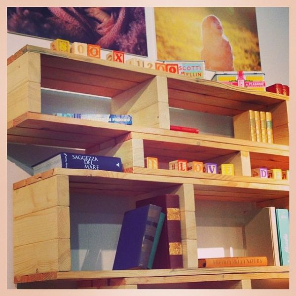 Libreria costruita con il pellet