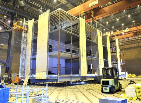 Costruzione di una casa prefabbricata in legno all'interno di uno stabilimento Costruzione di una casa prefabbricata in legno all'interno di uno stabilimento