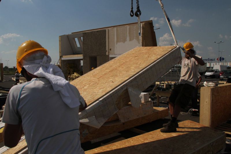 Montaggio di una casa prefabbricata in legno in un cantiere Montaggio di una casa prefabbricata in legno in un cantiere