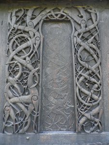 Le decorazioni del portale nord della chiesa di Urnes Il portale nord della chiesa di Urnes