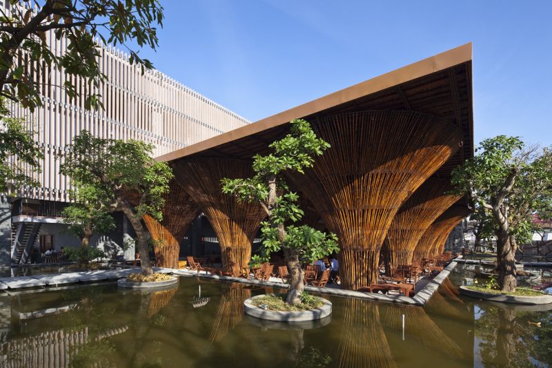 Kontum Indochine Café_Kontum_Vietnam_Studio associato Vo Trong Nghia_Vista del lago Kontum Indochine Café_Kontum_Vietnam_Studio associato Vo Trong Nghia_Vista del lago