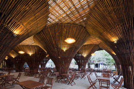 Kontum Indochine Café_Kontum_Vietnam_Studio associato Vo Trong Nghia_Dettaglio a soffitto dei pilastri a fungo Kontum Indochine Café_Kontum_Vietnam_Studio associato Vo Trong Nghia_Dettaglio a soffitto dei pilastri a fungo
