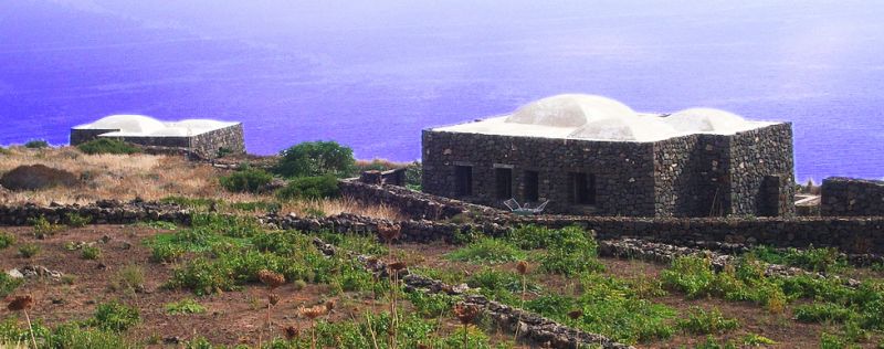 I caratteristici tetti bianchi dei Dammusi di Pantelleria