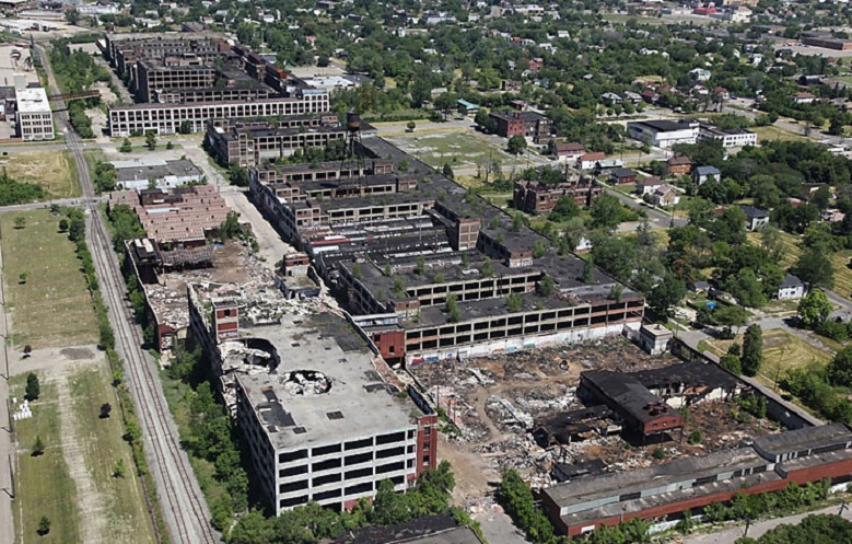 Una delle aree industriali abbandonate. L'ex fabbrica Packard Una delle aree industriali abbandonate. L'ex fabbrica Packard