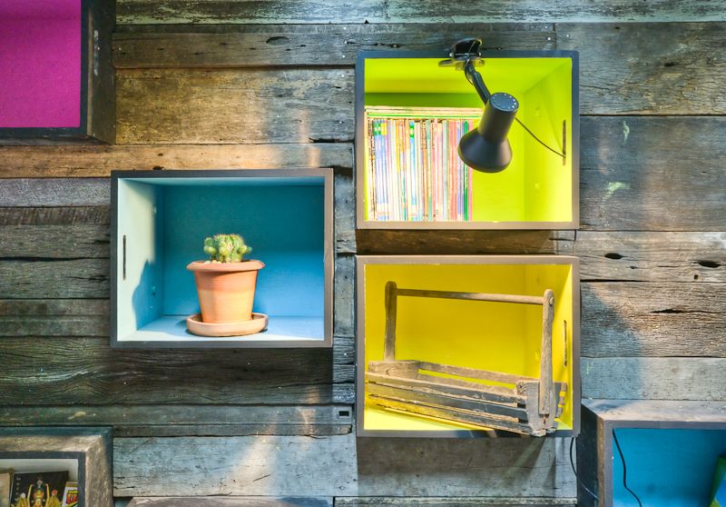 Old Market Library Le cassette di legno trasformate in scaffali