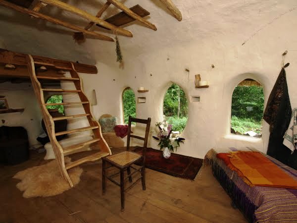 Interno della zona giorno di una Cob House