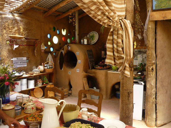 La cucina di una Cob House