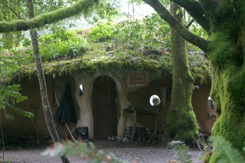 Una suggestiva Cob House immersa nella natura