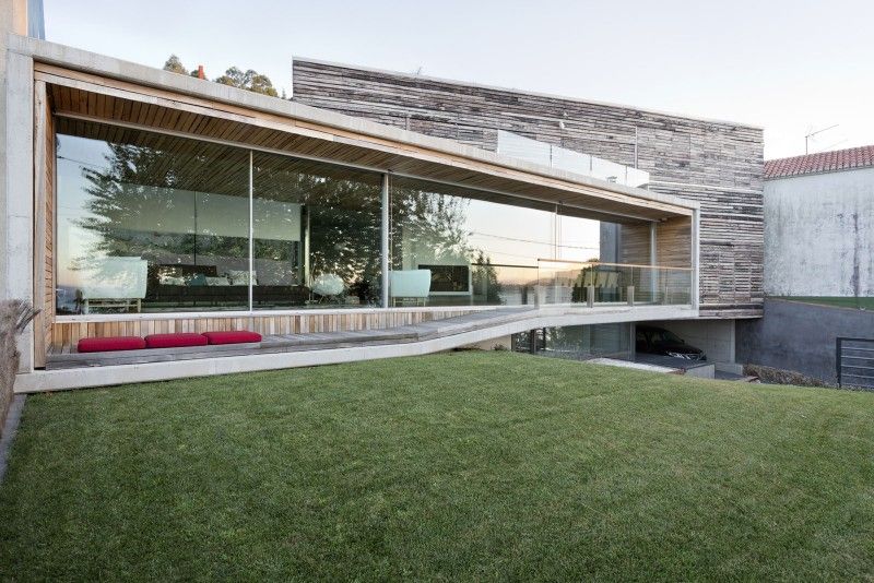 Il soggiorno della Dezanove House affacciato sul giardino