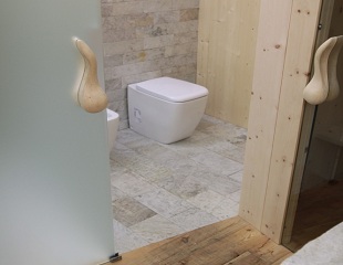 Il pavimento in quarzite del bagno di Suite 22
