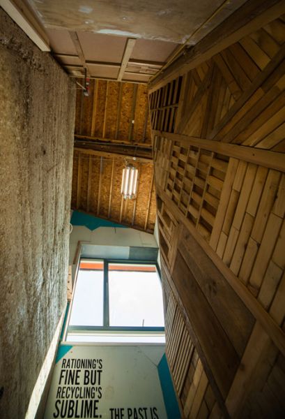 Le pareti interne di legno e compensato riciclato