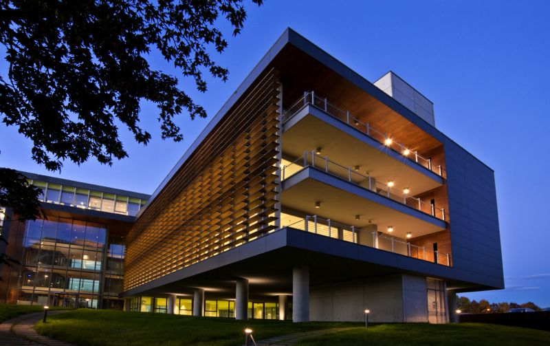 Segreen, lato dell'edificio illuminato durante la sera