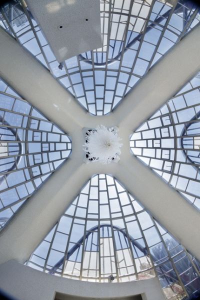 Il soffitto da cui pende il lampadario