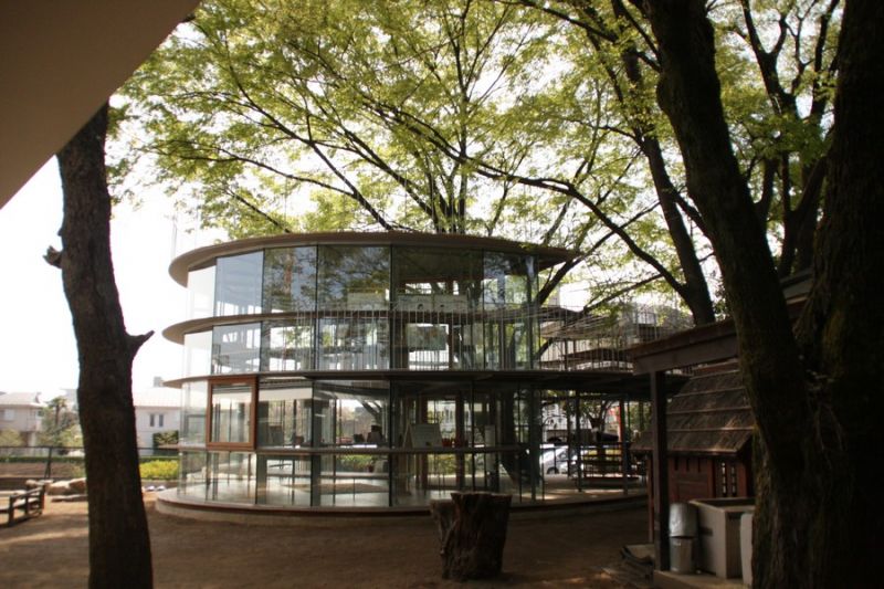 Ring Around a Tree, le aule in vetro non contengono mobili