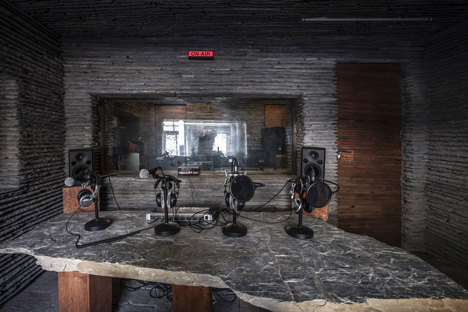Il tavolo in pietra e legno