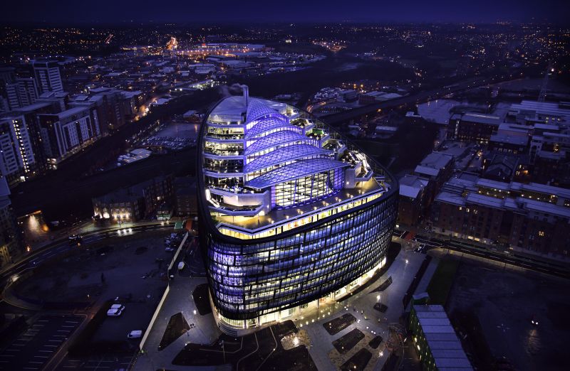 L'edificio ha ottenuto la certificazione massima BREEAM, grazie a un impianto di cogenerazione One Angel Square