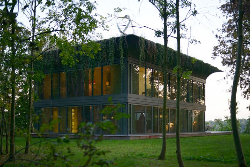 Facciate della villa modulare P.A.T.H Le facciate sono interamente in alluminio e vetro.