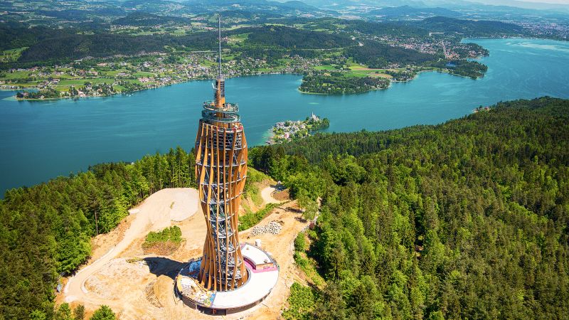 Dalla torre è possibile di un meraviglioso paesaggio La torre di legno si sviluppa su dieci livelli regolari